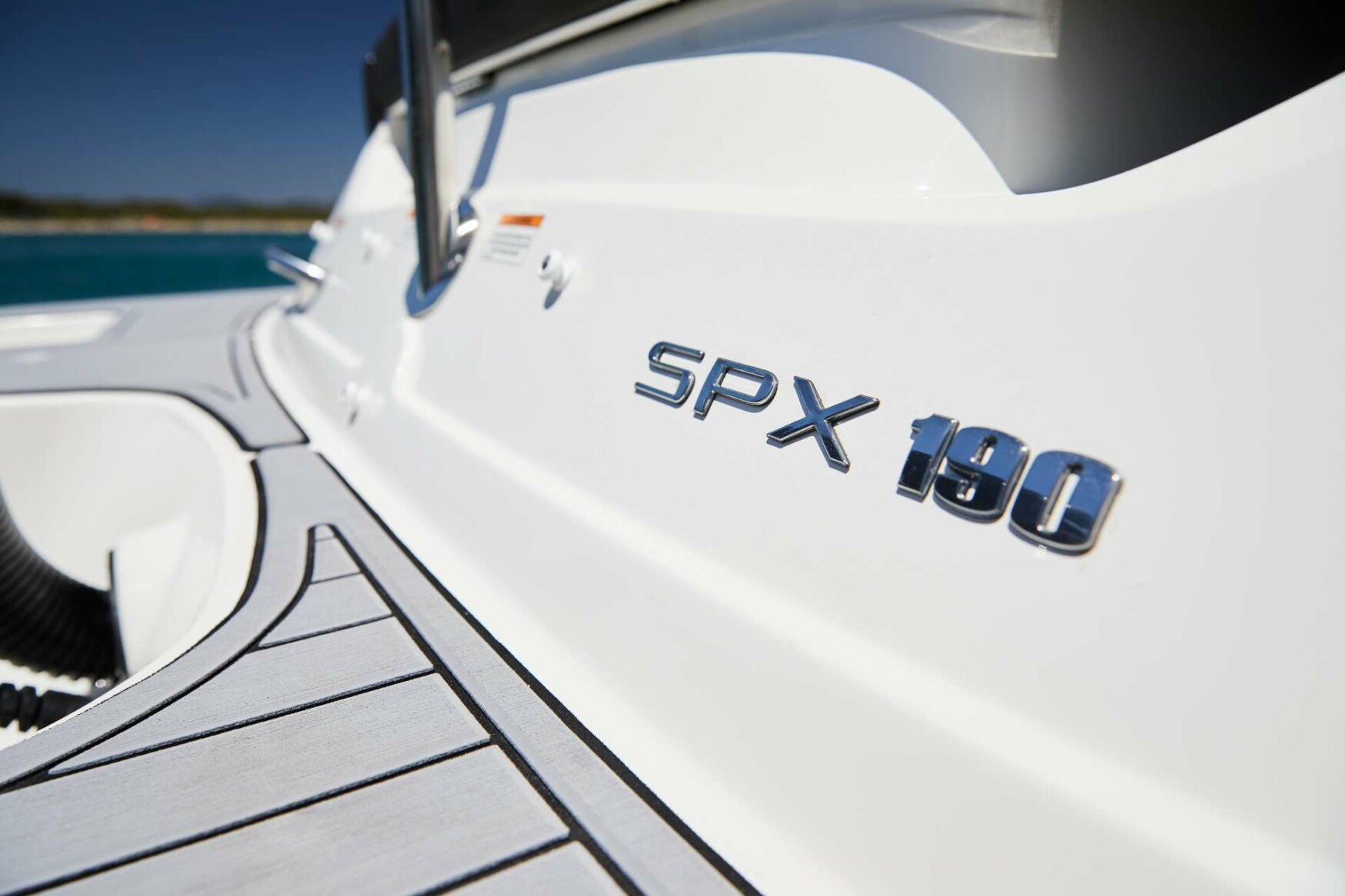 SeaRaySPX190-outboard-te-koop-bij-Snellens-Watersport